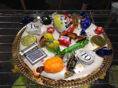 C'� chi abbellisce la scarcella ricoprendola di glassa e cioccolatini